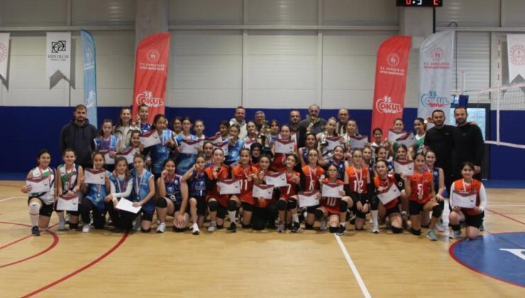 Küçük Kızlar Voleybolunda Şampiyon Hürriyet Ortaokulu