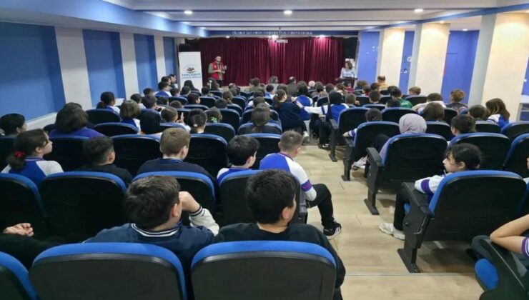 Dünya Tiyatrolar Günü’nde “Plastik Rüyalar” Sahnelendi