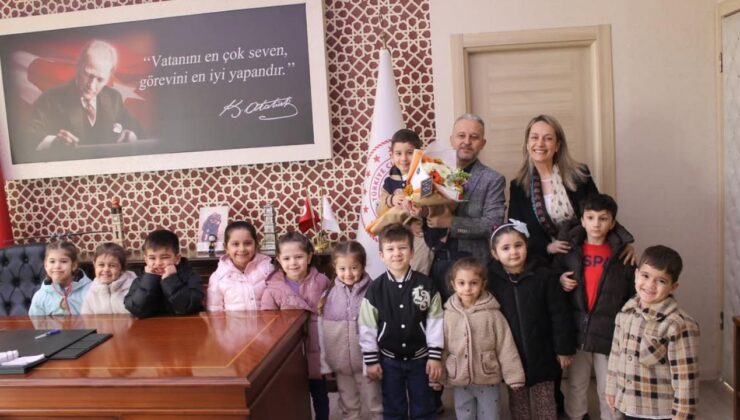 Minik Öğrencilerden İl Sağlık Müdürü Yılmaz’a Tıp Bayramı Ziyareti