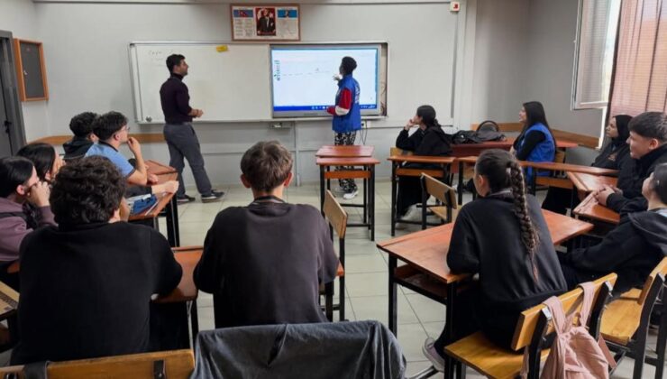 “Bir Dil Bir Dünya” Projesiyle Gençler İngilizceyi Konuşarak Öğreniyor