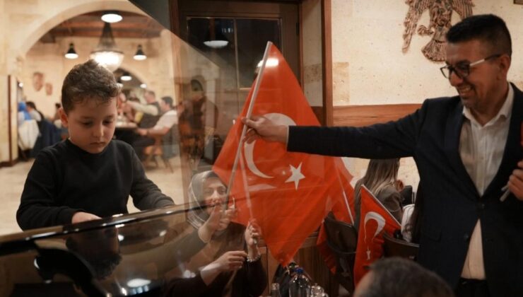 Düzce’de Minik Piyanistten İstiklal Marşı Sürprizi