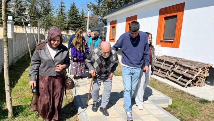 Düzce’de Yurt Öğrencilerinden Alzheimer Merkezine Anlamlı Ziyaret