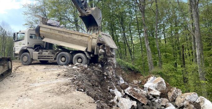 Cumayeri’nde Heyelan Bölgesinde Yol Güvenliği Çalışmaları Sürüyor