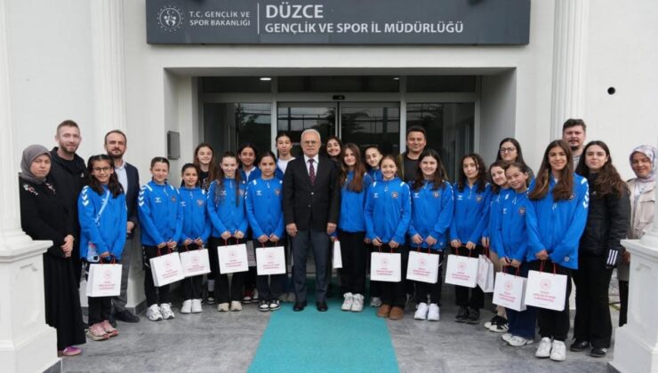 Düzce Gençlik ve Spor İl Müdürü Arslantürk’e Genç Yüzücülerden Ziyaret