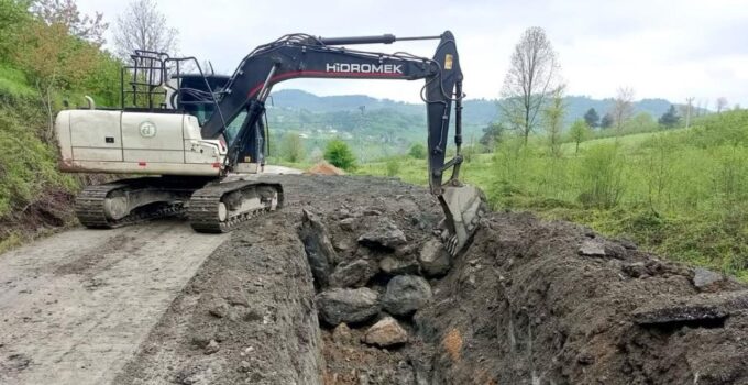 Kaynaşlı Tavak Köyü’nde Heyelan Bölgesinde Çalışmalar Sürüyor